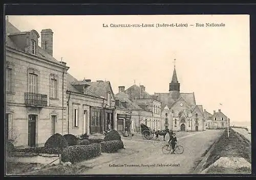 AK La Chapelle-sur-Loire, Rue Nationale avec cycliste et calèche