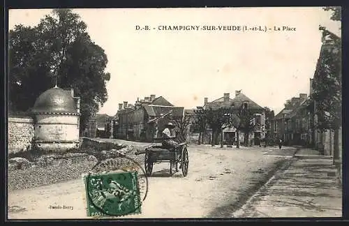 AK Champigny-sur-Veude, La Place avec charrette et bâtiments historiques