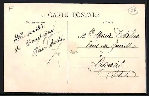 AK Champigny-sur-Veude, La Place avec charrette et bâtiments historiques