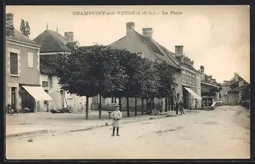 AK Champigny-sur-Veude, La Place avec un enfant au centre de la rue