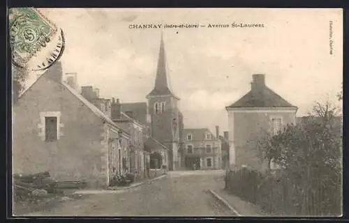 AK Channay, Avenue St-Laurent avec église et maisons anciennes