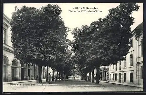 AK Chinon, Place de l`Hôtel-de-Ville avec arbres majestueux