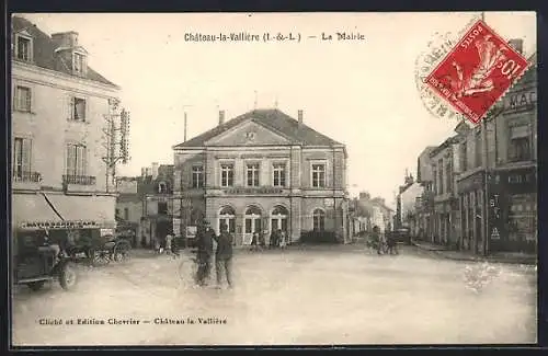 AK Château-la-Vallière, La Mairie et la place centrale avec calèche et passants