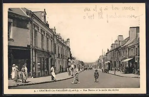 AK Château-la-Vallière, Rue Neuve et la sortie des écoles