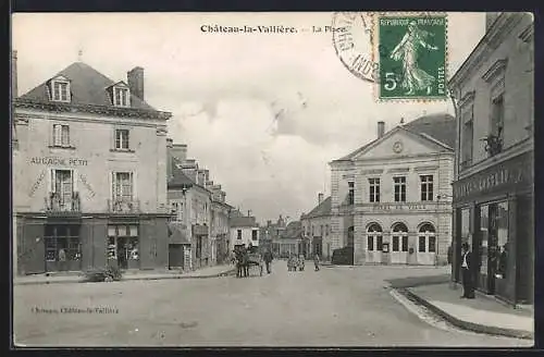 AK Château-la-Vallière, La Place avec bâtiments et calèche sur la rue principale