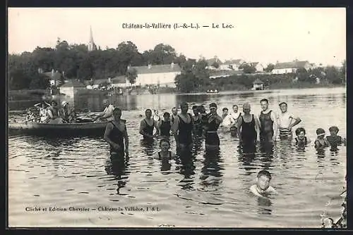 AK Château-la-Vallière, Le Lac avec baigneurs et barque