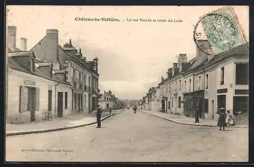 AK Château-la-Vallière, La rue Neuve et route du Lude