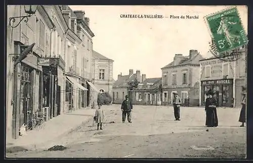 AK Château-la-Vallière, Place du Marché animée avec passants et bâtiments commercants