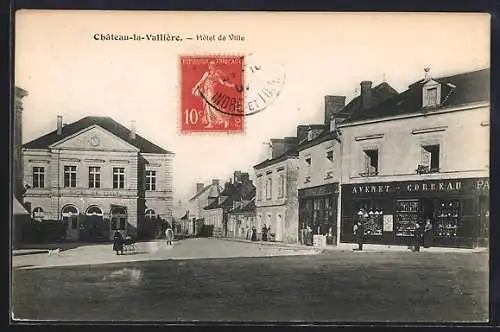 AK Château-la-Vallière, Hôtel de Ville et rue principale