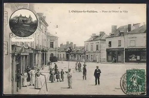 AK Château-la-Vallière, Place de l`Hôtel de Ville avec animation de rue et vue du Château de la Fosse