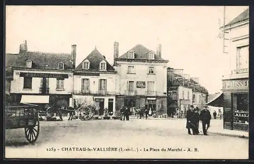 AK Château-la-Vallière, La Place du Marché animée avec commerces et passants