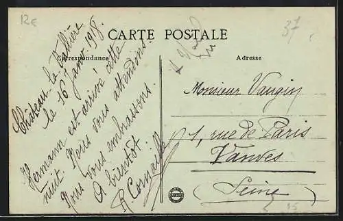 AK Château-la-Vallière, La Place du Marché animée avec commerces et passants