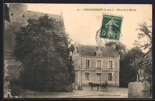 AK Chenonceaux, Place de la Mairie avec calèche et arbres environnants