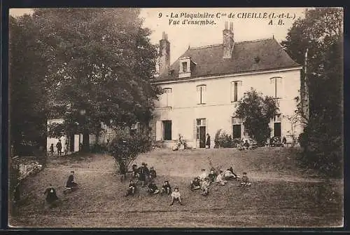 AK Cheillé, La Plogninière, vue d`ensemble avec jardin et visiteurs