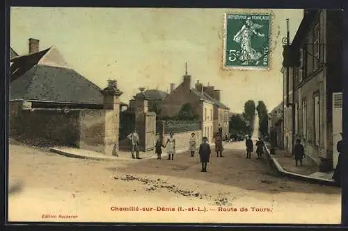 AK Chemillé-sur-Dême, Route de Tours avec passants et bâtiments historiques