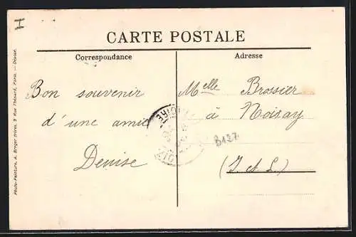 AK Chemillé-sur-Dême, Route de Tours avec passants et bâtiments historiques