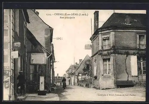 AK Chemillé-sur-Dême, Rue principale avec bâtiments et passants