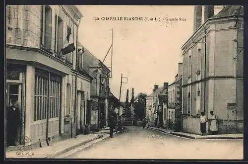 AK La Chapelle-Blanche, Grande Rue animée avec passants et bâtiments historiques