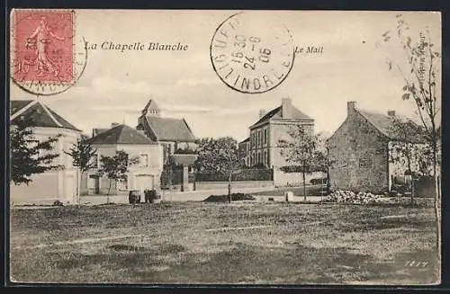 AK La Chapelle-Blanche, Vue du Mail et des bâtiments environnants