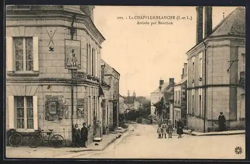 AK La Chapelle-Blanche, Arrivée par Bourras, Scène de rue avec bâtiments et habitants