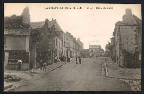 AK La Chapelle-de-Cheillé, Vue de la Route du Camp avec bâtiments et passants