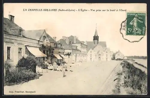 AK La Chapelle-sur-Loire, L`Église, Vue prise sur la levée à l`Ouest