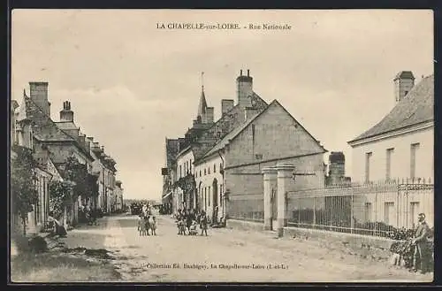 AK La Chapelle-sur-Loire, Rue Nationale avec passants et maisons historiques