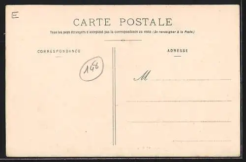 AK La Chapelle-sur-Loire, Rue Nationale avec passants et maisons historiques