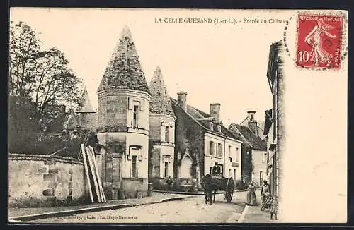 AK La Celle-Guenand, Entrée du Château avec charrette et passants