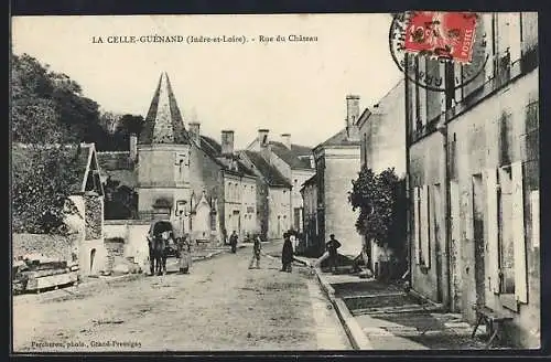 AK La Celle-Guenand, Rue du Château animée avec passants et cheval