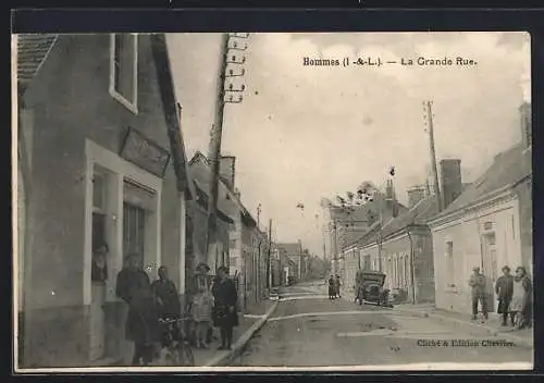 AK Hommes, La Grande Rue avec passants et voitures