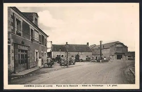 AK Hommes, Place de la Bascule avec Hôtel du Printemps et Tabac