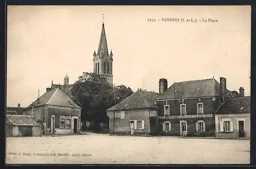 AK Hommes, La Place avec l`église et bâtiments environnants