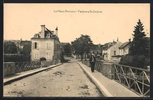 AK La Haye-Descartes, Faubourg St-Jacques avec pont et maisons anciennes