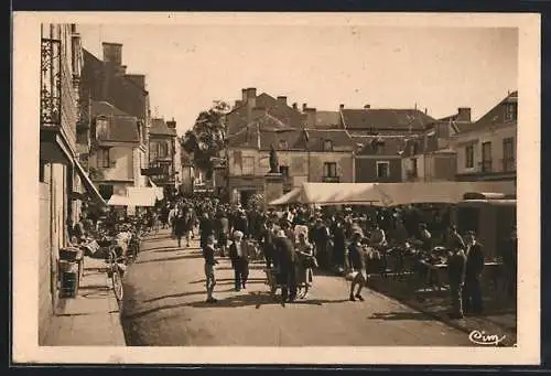 AK La Haye-Descartes, Scène animée sur la place du marché avec foule et étals