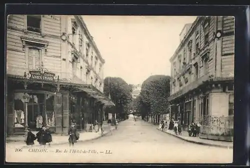 AK Chinon, Rue de l`Hôtel-de-Ville animée avec boutiques et passants