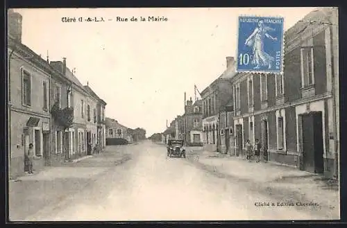 AK Cléré, Rue de la Mairie avec voitures et passants