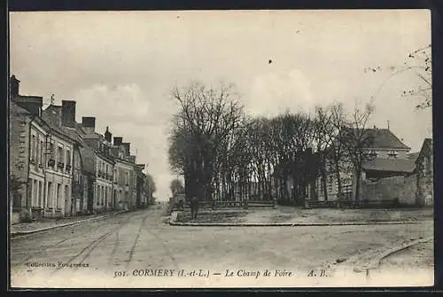 AK Cormery, Le Champ de Foire avec des arbres et des maisons alignées le long de la rue