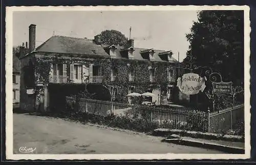 AK Cormery, Hostellerie La Pêcherie avec facade couverte de lierre et enseigne en fer forgé