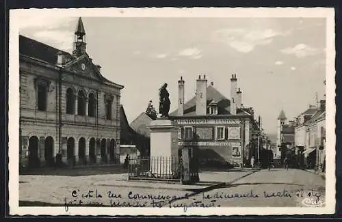 AK La Haye-Descartes, Place de l`Hôtel-de-Ville avec statue et bâtiments historiques