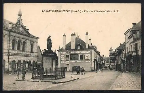 AK La Haye-Descartes, Place de l`Hôtel-de-Ville avec statue et bâtiments historiques