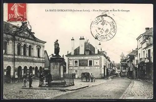 AK La Haye-Descartes, Place Descartes et Rue St-Georges avec statue et bâtiments historiques