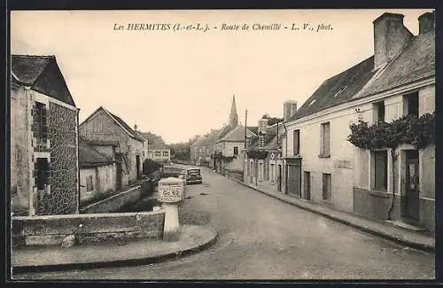 AK Les Hermites, Route de Chemillé avec vue sur le village et l`église en arrière-plan