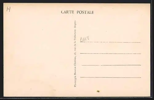 AK Les Hermites, Route de Chemillé avec vue sur le village et l`église en arrière-plan