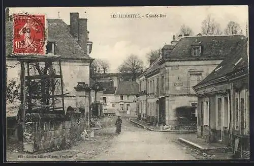 AK Les Hermites, Grande-Rue en perspective avec bâtiments anciens et végétation