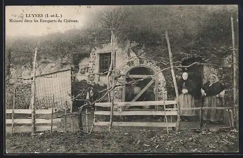 AK Luynes, Maisons dans les Remparts du Château