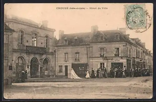 AK Chouzé, Hôtel de Ville avec foule de personnes devant le bâtiment