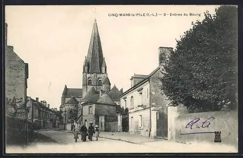 AK Cinq-Mars-la-Pile, Entrée du Bourg avec église et passants sur la rue principale