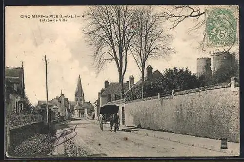 AK Cinq-Mars-la-Pile, Entrée de ville avec calèche et église en arrière-plan