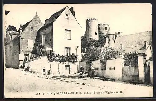 AK Cinq-Mars-la-Pile, Place de l`Église et vue sur le château médiéval